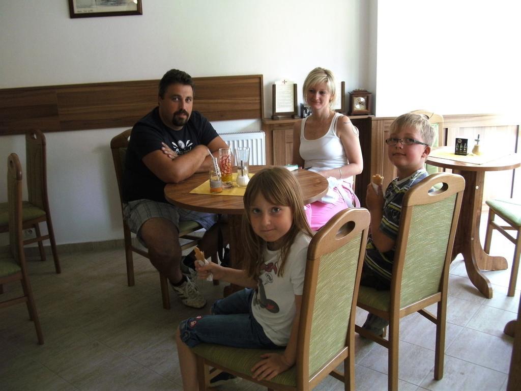 Penzion Pod Zamkem Zruc nad Sazavou Exteriör bild